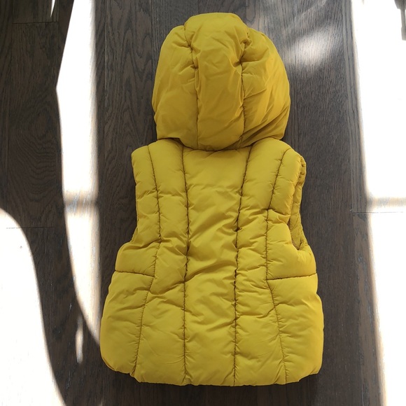 Zara yellow puffer vest with hood - Picture 3 of 3